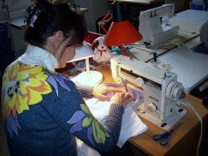  Teilnehmerin bei N�harbeiten