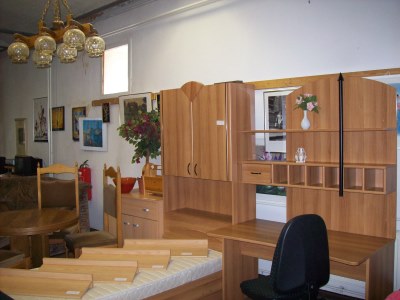 verschiedene Möbelangebote in den Ausstellungsräumen GAB Berlin Sozialprojekt